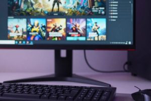 Игровой компьютер с открытой библиотекой игр на мониторе